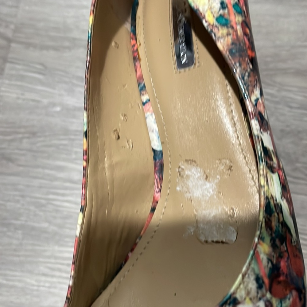 BCBGeneration Floral Close toe Heels - Picture 9 of 11